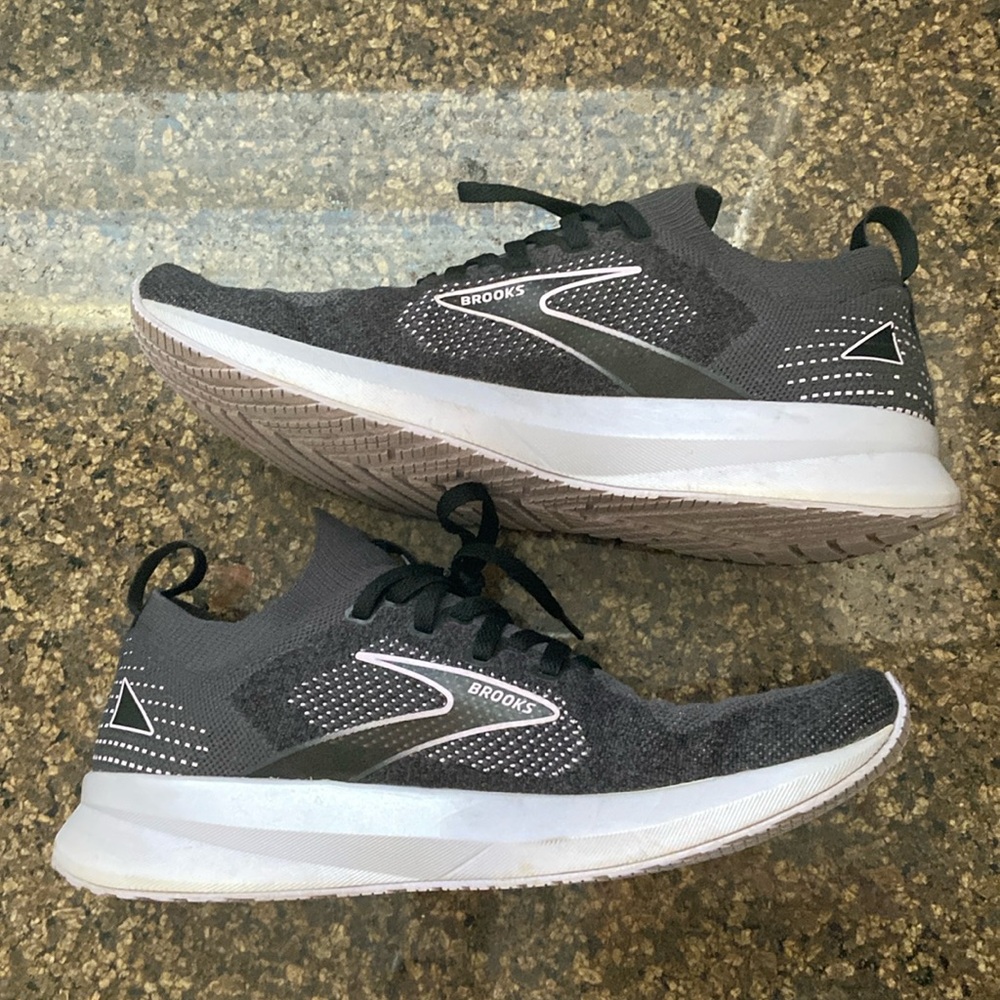Brooks Levitate 5 stealth fit womens 9